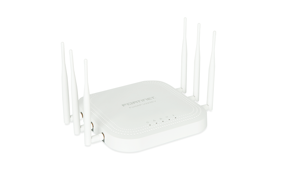 Fortinet FortiAP U323EV Ansicht von links inklusive Antennen